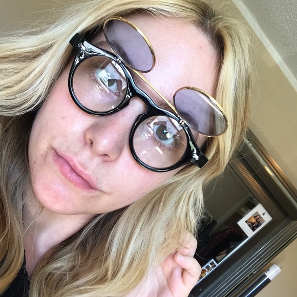 Trendy sunglasses with carrying case - Picture 3 of 3